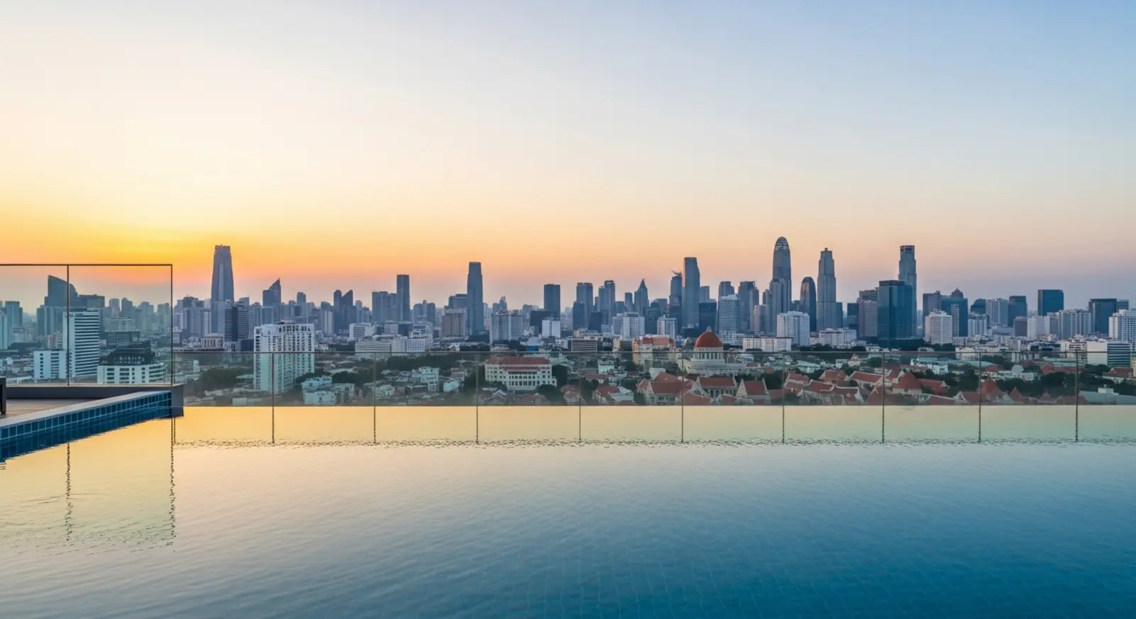 Bể bơi vô cực tầng 6 với tầm nhìn panorama ra toàn thành phố