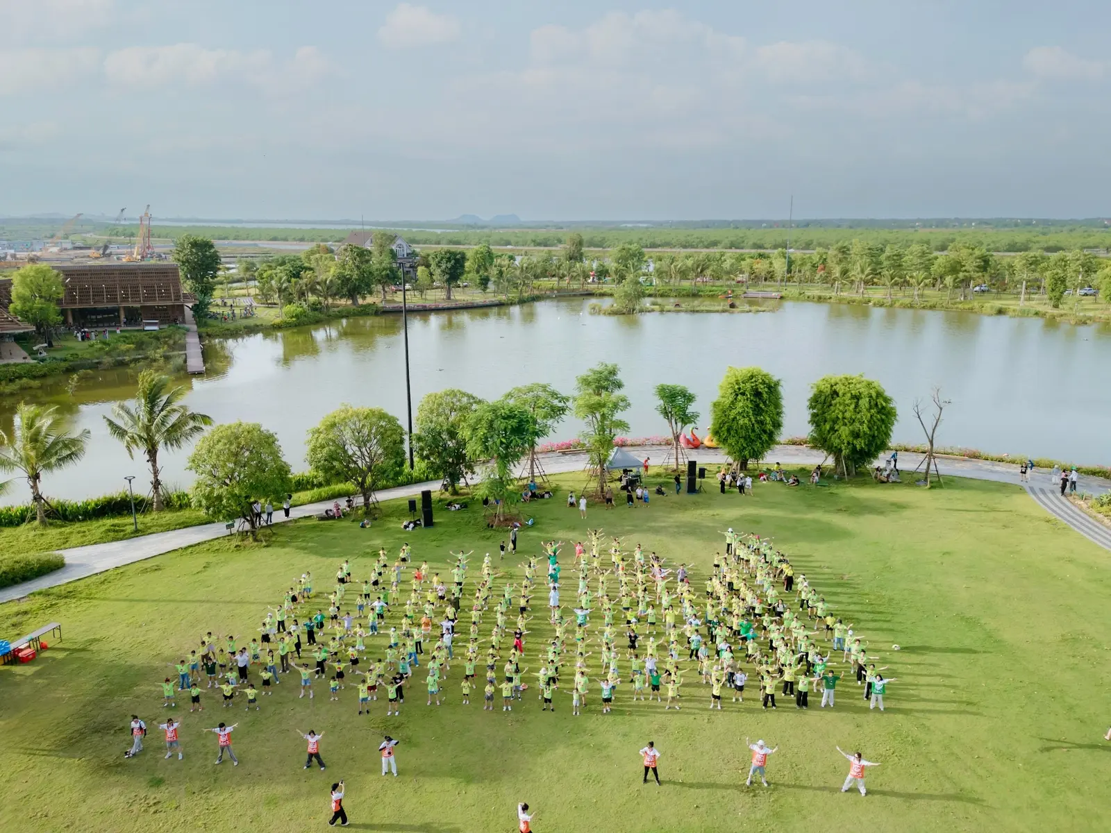 Cư dân tham gia hoạt động yoga tại Vườn Ngũ Phúc