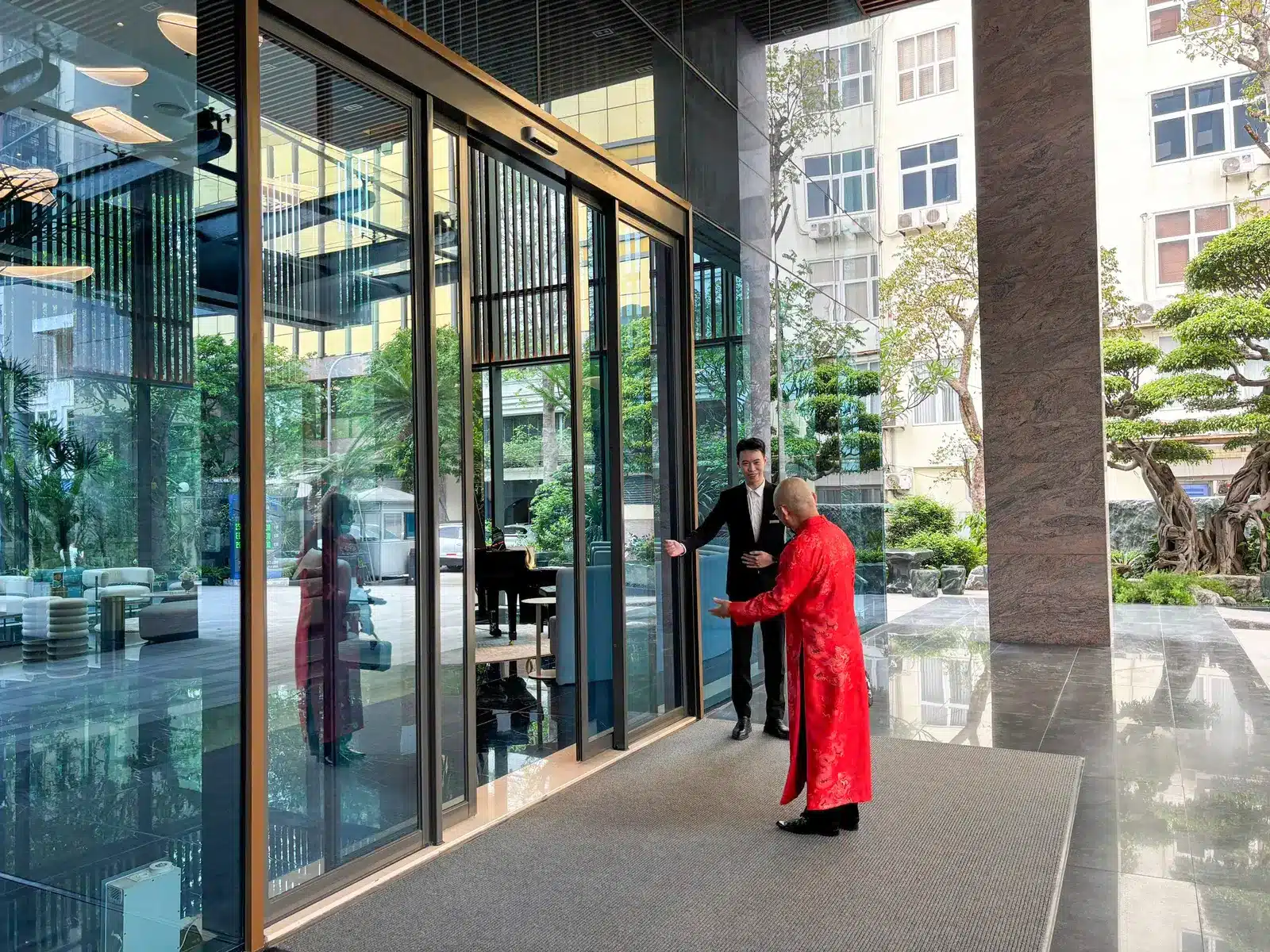 Đội ngũ concierge chuyên nghiệp luôn sẵn sàng hỗ trợ cư dân