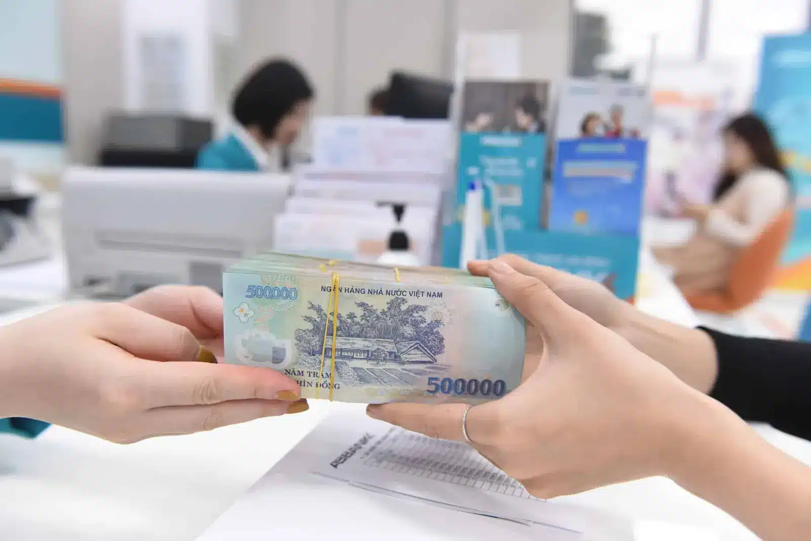 Khách hàng tham khảo thông tin vay vốn tại ngân hàng