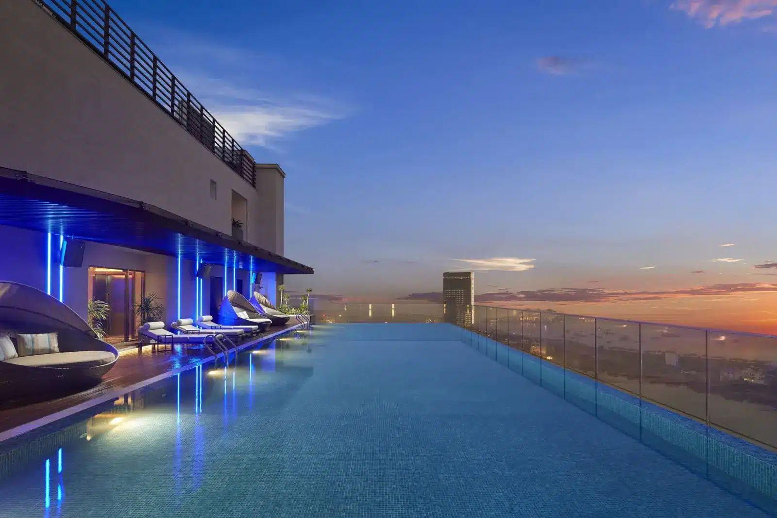 Không gian bể bơi vô cực tầng 6 với view toàn cảnh Hà Nội