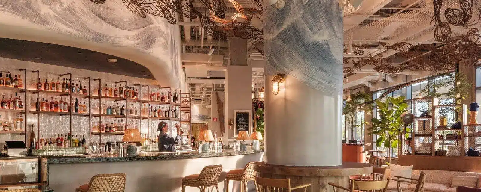 Không gian lounge cao cấp tại tầng 6 với view toàn cảnh thành phố, phục vụ các cuộc gặp gỡ thương mại
