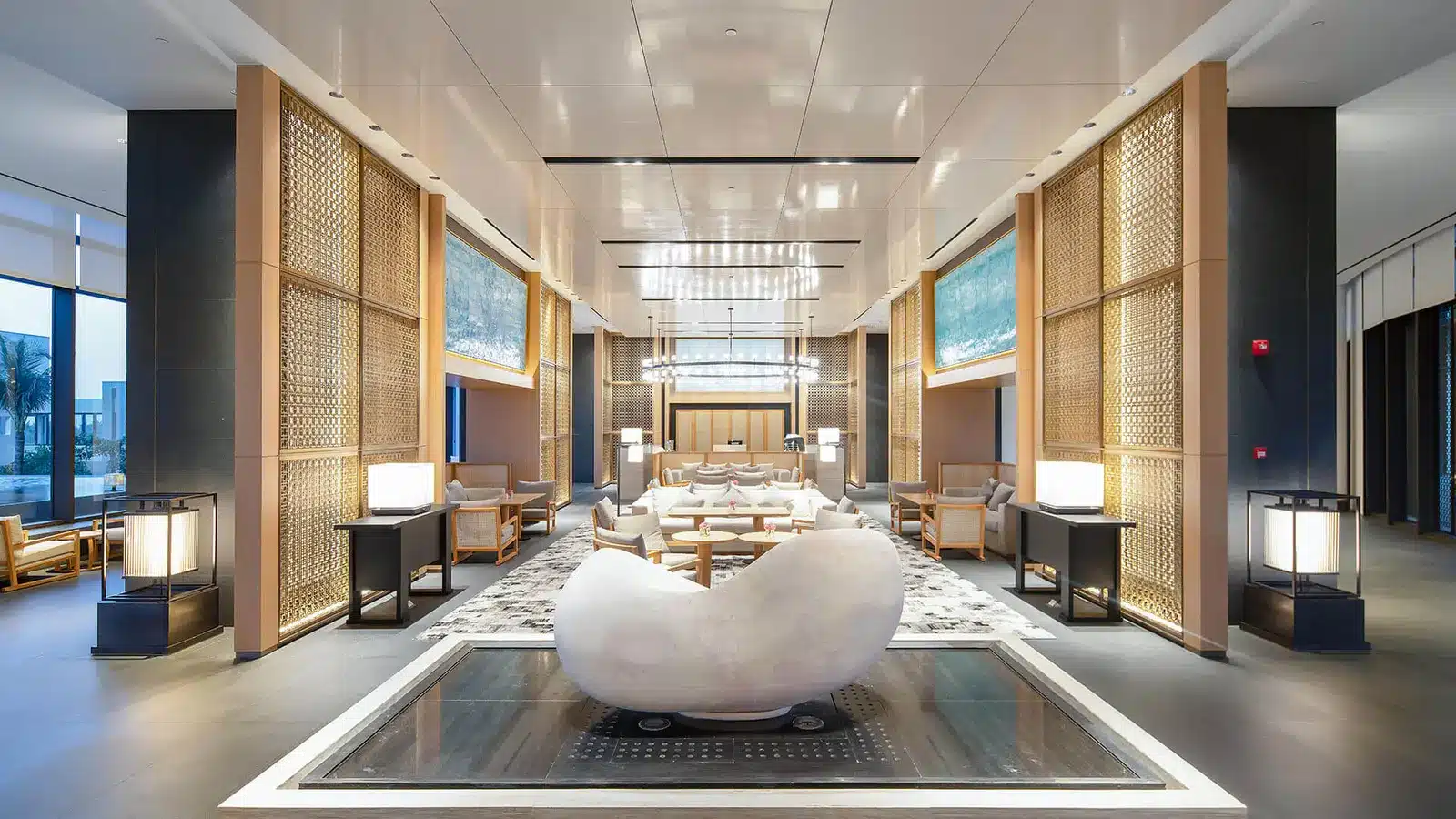 Lobby sang trọng với chiều cao 14m tạo ấn tượng đầu tiên
