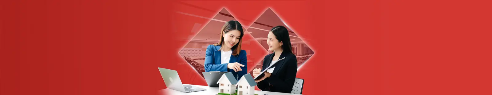 Nhân viên ngân hàng tư vấn về vay thế chấp mua căn hộ