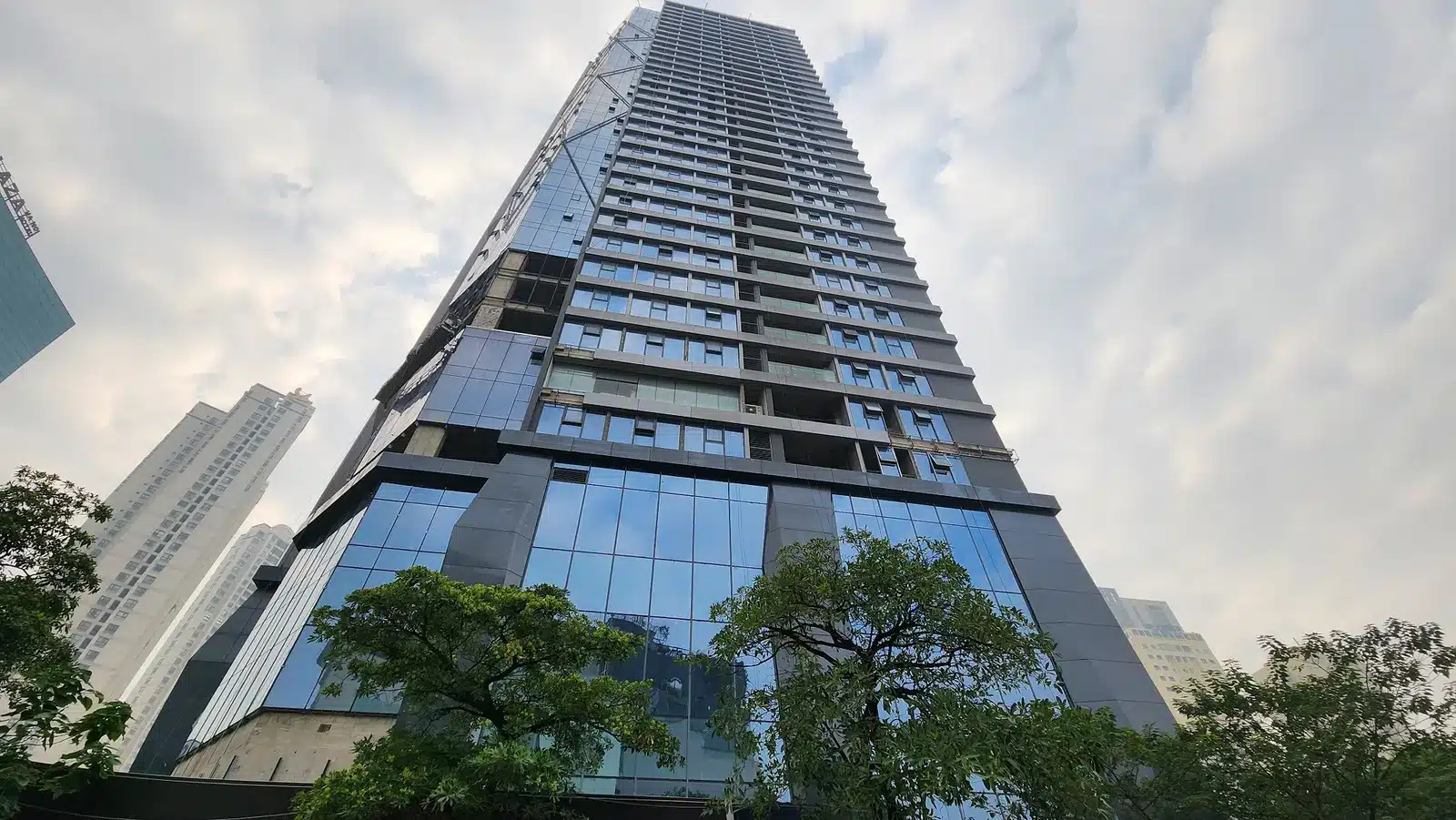 Tiến độ thi công thực tế tại công trường Sun Feliza Suites với máy móc hiện đại